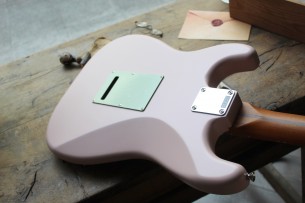 FENDER "Made in Japan Hybrid II Stratocaster® Limited Run, Roasted, Shell Pink" GIGBAG, 3 , 00 KG