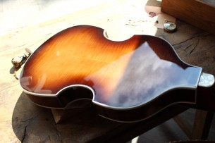 HOFNER "Violin Bass - 61 'Cavern' 60th Anniversary Edition" Piece 50 of 60 made worldwide