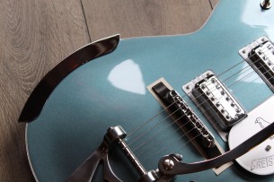 GRETSCH "G6134T-140 LTD 140th Double Platinum Penguin with String-Thru Bigsby, Stone Platinum/Pure Platinum" HARDCASE