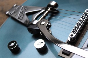 GRETSCH "G6134T-140 LTD 140th Double Platinum Penguin with String-Thru Bigsby, Stone Platinum/Pure Platinum" HARDCASE