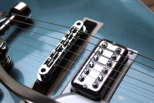 GRETSCH "G6134T-140 LTD 140th Double Platinum Penguin with String-Thru Bigsby, Stone Platinum/Pure Platinum" HARDCASE