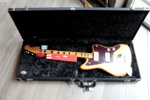FENDER "Troy Van Leeuwen Jazzmaster, Cooper Aged, Maple" HARDCASE