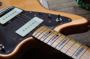 FENDER "Troy Van Leeuwen Jazzmaster, Cooper Aged, Maple" HARDCASE