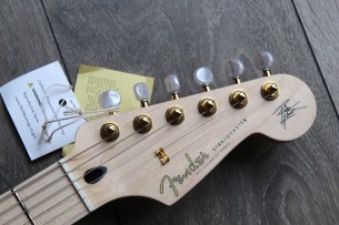 FENDER "Richie Kotzen Stratocaster, Maple Fingerboard, Transparent White Burst" GIGBAG