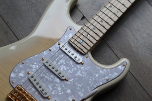 FENDER "Richie Kotzen Stratocaster, Maple Fingerboard, Transparent White Burst" GIGBAG