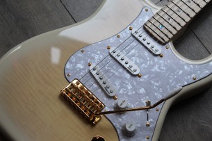 FENDER "Richie Kotzen Stratocaster, Maple Fingerboard, Transparent White Burst" GIGBAG