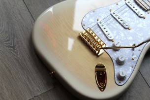 FENDER "Richie Kotzen Stratocaster, Maple Fingerboard, Transparent White Burst" GIGBAG
