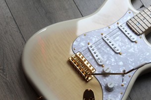 FENDER "Richie Kotzen Stratocaster, Maple Fingerboard, Transparent White Burst" GIGBAG