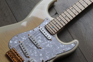 FENDER "Richie Kotzen Stratocaster, Maple Fingerboard, Transparent White Burst" GIGBAG