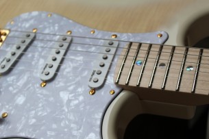 FENDER "Richie Kotzen Stratocaster, Maple Fingerboard, Transparent White Burst" GIGBAG