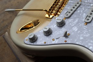FENDER "Richie Kotzen Stratocaster, Maple Fingerboard, Transparent White Burst" GIGBAG