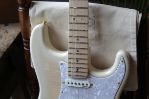 FENDER "Richie Kotzen Stratocaster, Maple Fingerboard, Transparent White Burst" GIGBAG