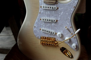 FENDER "Richie Kotzen Stratocaster, Maple Fingerboard, Transparent White Burst" GIGBAG
