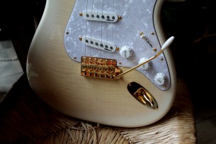 FENDER "Richie Kotzen Stratocaster, Maple Fingerboard, Transparent White Burst" GIGBAG