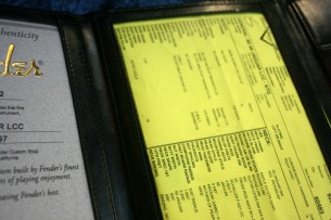 FENDER "Custom Shop '66 Jaguar Deluxe Closet Classic, Rosewood, Azteca Gold" 3,89 KG,