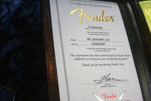 FENDER "Custom Shop '66 Jaguar Deluxe Closet Classic, Rosewood, Azteca Gold" 3,89 KG,