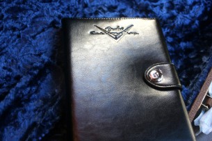 FENDER "Custom Shop '66 Jaguar Deluxe Closet Classic, Rosewood, Azteca Gold" 3,89 KG,