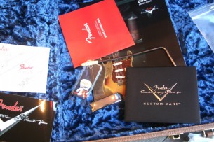 FENDER "Custom Shop '66 Jaguar Deluxe Closet Classic, Rosewood, Azteca Gold" 3,89 KG,