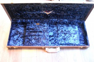 FENDER "Custom Shop '66 Jaguar Deluxe Closet Classic, Rosewood, Azteca Gold" 3,89 KG,