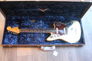 FENDER "Custom Shop '66 Jaguar Deluxe Closet Classic, Rosewood, Azteca Gold" 3,89 KG,