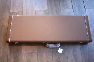 FENDER "Custom Shop '66 Jaguar Deluxe Closet Classic, Rosewood, Azteca Gold" 3,89 KG,