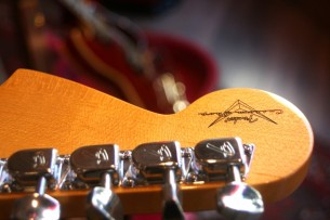 FENDER "Custom Shop '66 Jaguar Deluxe Closet Classic, Rosewood, Azteca Gold" 3,89 KG,