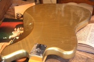 FENDER "Custom Shop '66 Jaguar Deluxe Closet Classic, Rosewood, Azteca Gold" 3,89 KG,