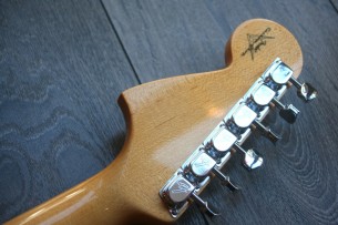 FENDER "Custom Shop '66 Jaguar Deluxe Closet Classic, Rosewood, Azteca Gold" 3,89 KG,