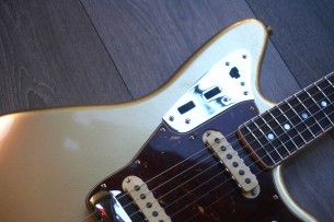 FENDER "Custom Shop '66 Jaguar Deluxe Closet Classic, Rosewood, Azteca Gold" 3,89 KG,
