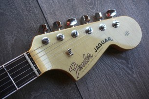 FENDER "Custom Shop '66 Jaguar Deluxe Closet Classic, Rosewood, Azteca Gold" 3,89 KG,