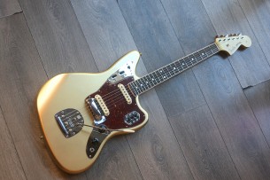 FENDER "Custom Shop '66 Jaguar Deluxe Closet Classic, Rosewood, Azteca Gold" 3,89 KG,