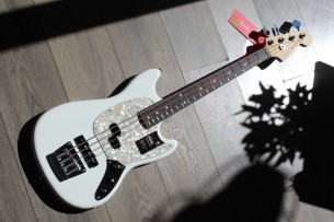 FENDER "American Performer Mustang® Bass, Arctic , Rosewood"