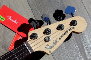 FENDER "American Performer Mustang® Bass, Arctic , Rosewood"