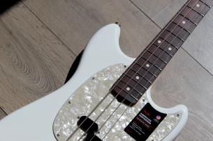 FENDER "American Performer Mustang® Bass, Arctic , Rosewood"