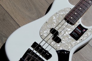 FENDER "American Performer Mustang® Bass, Arctic , Rosewood"