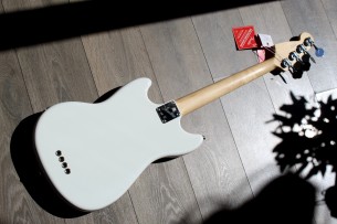 FENDER "American Performer Mustang® Bass, Arctic , Rosewood"