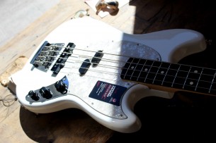 FENDER "American Performer Mustang® Bass, Arctic , Rosewood"