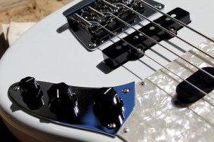 FENDER "American Performer Mustang® Bass, Arctic , Rosewood"