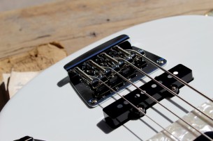 FENDER "American Performer Mustang® Bass, Arctic , Rosewood"