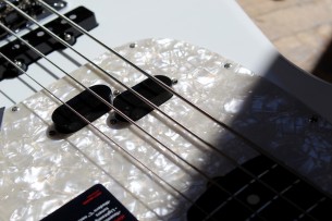FENDER "American Performer Mustang® Bass, Arctic , Rosewood"