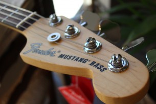 FENDER "American Performer Mustang® Bass, Arctic , Rosewood"