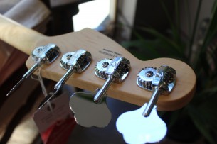 FENDER "American Performer Mustang® Bass, Arctic , Rosewood"