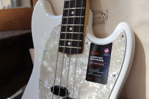 FENDER "American Performer Mustang® Bass, Arctic , Rosewood"