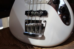 FENDER "American Performer Mustang® Bass, Arctic , Rosewood"