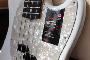 FENDER "American Performer Mustang® Bass, Arctic , Rosewood"