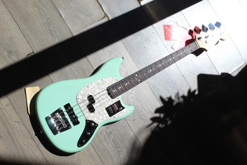 FENDER "American Performer Mustang Bass, Rosewood Fingerboard, Satin Surf Green" GIGBAG