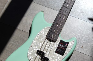 FENDER "American Performer Mustang Bass, Rosewood Fingerboard, Satin Surf Green" GIGBAG