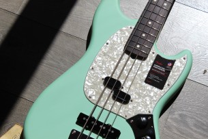 FENDER "American Performer Mustang Bass, Rosewood Fingerboard, Satin Surf Green" GIGBAG
