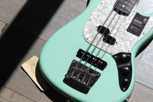 FENDER "American Performer Mustang Bass, Rosewood Fingerboard, Satin Surf Green" GIGBAG