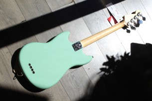 FENDER "American Performer Mustang Bass, Rosewood Fingerboard, Satin Surf Green" GIGBAG